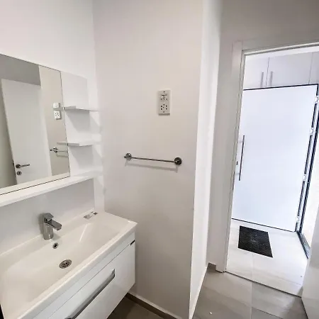 Nice 1 Bed Paradise Beach Front Διαμέρισμα *